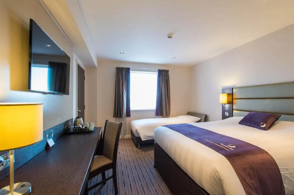 Отель Premier Inn Wirral - Two Mills Элсмир-Порт