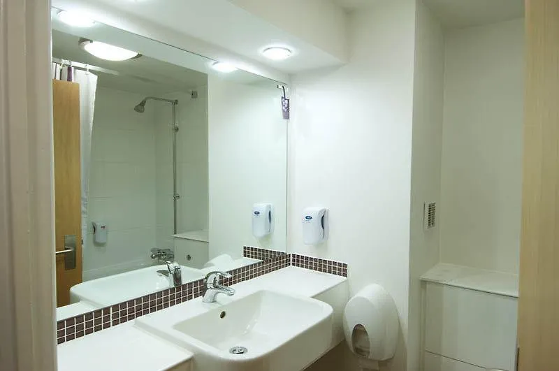 Отель Premier Inn Wirral - Two Mills Элсмир-Порт