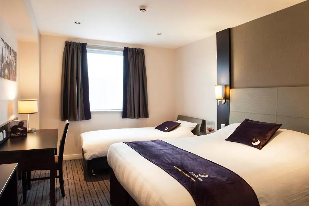 Отель Premier Inn Wirral - Two Mills Элсмир-Порт